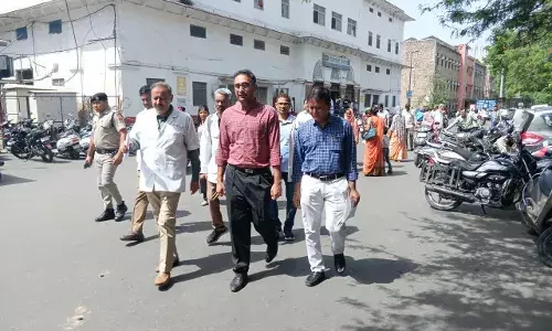 जिला कलक्टर गौरव अग्रवाल ने किया आरएनटी मेडिकल कॉलेज व संबद्ध चिकित्सालयों का औचक निरीक्षण