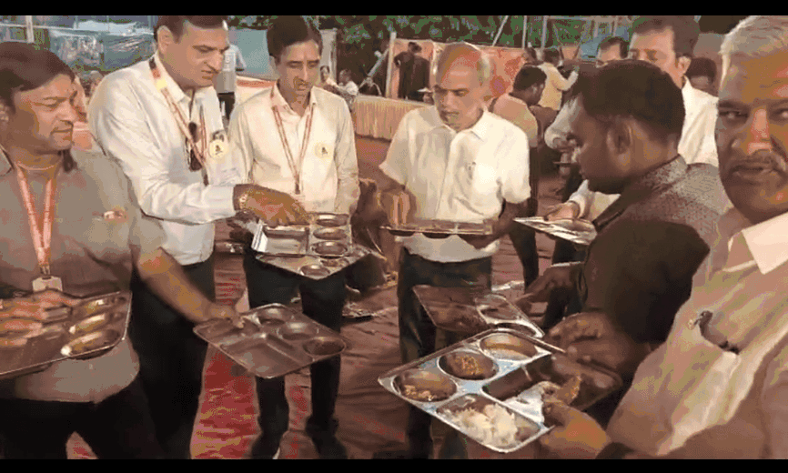 भीलवाड़ा में उमड़ा आस्था का सैलाब: आधी रात को श्रद्धालुओं का हाल जानने पहुंचे आयोजक, विधायक ने भक्तों के साथ किया भोजन