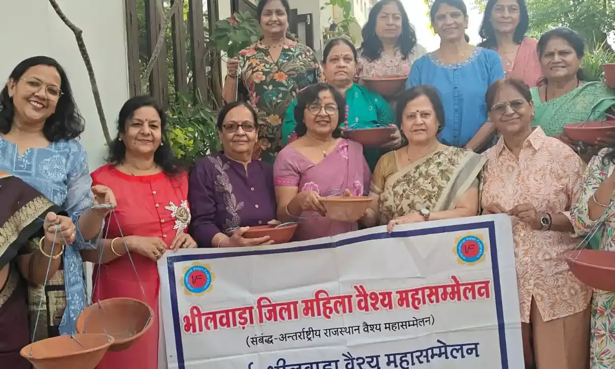 भीषण गर्मी में बेजुबानों का सहारा बना वैश्य महिला फेडरेशन, वितरित किए 50 परिंडे