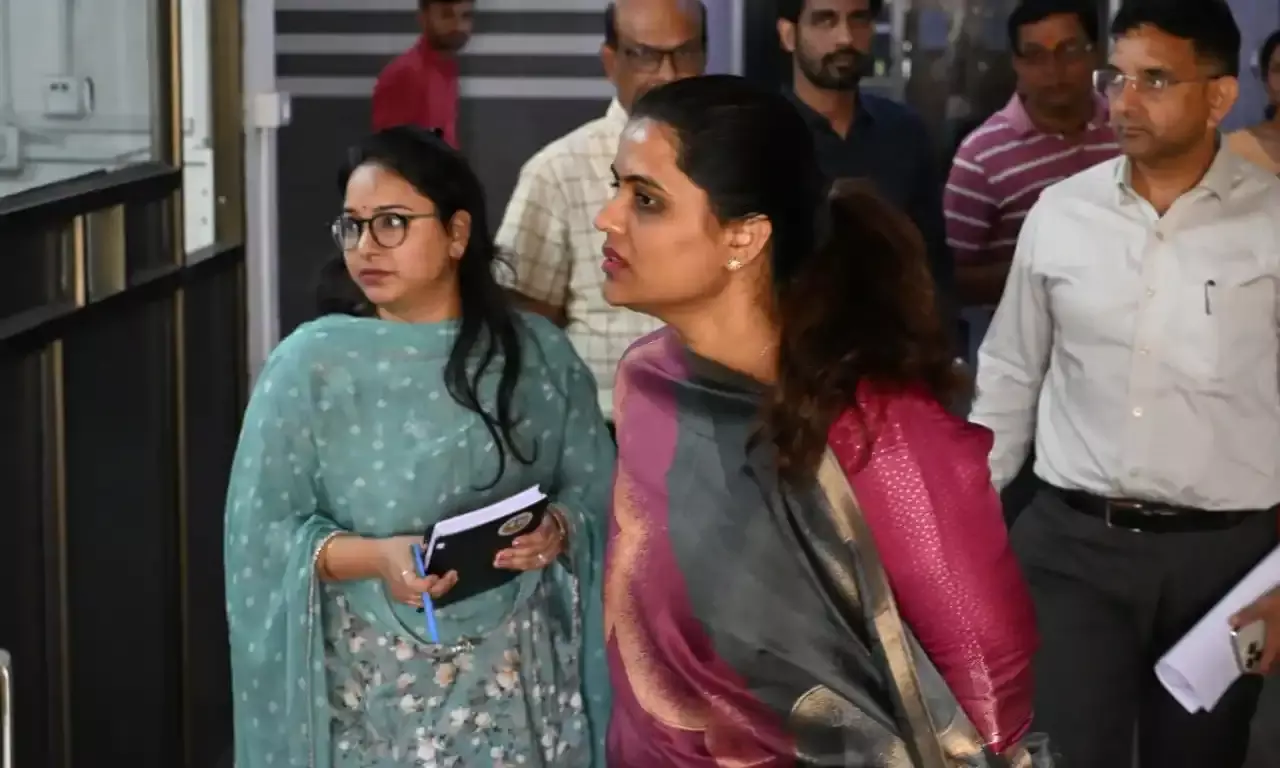 जिला कलक्टर ने यूआईटी में योजनाओं की ली जानकारी, दिए आवश्यक निर्देश जिला कलक्टर ने यूआईटी में योजनाओं की ली जानकारी, दिए आवश्यक निर्देश