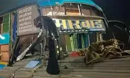 ट्रेलर में लदे सरिए बस का केबिन चीर कर घुसे, चालक और महिला यात्री की मौत