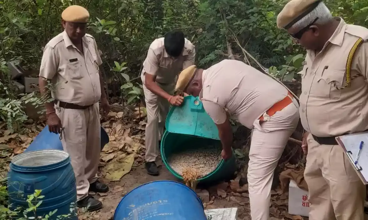 आबकारी विभाग का अवैध शराब के खिलाफ बड़ा एक्शन: हजारों लीटर वॉश और भट्टियां नष्ट आबकारी विभाग का अवैध शराब के खिलाफ बड़ा एक्शन: हजारों लीटर वॉश और भट्टियां नष्ट