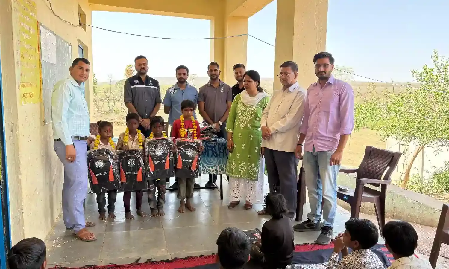 सुदूर गांव फुसरिया के बच्चों के खिले चेहरे, संस्था ने भेंट किए स्कूल बैग