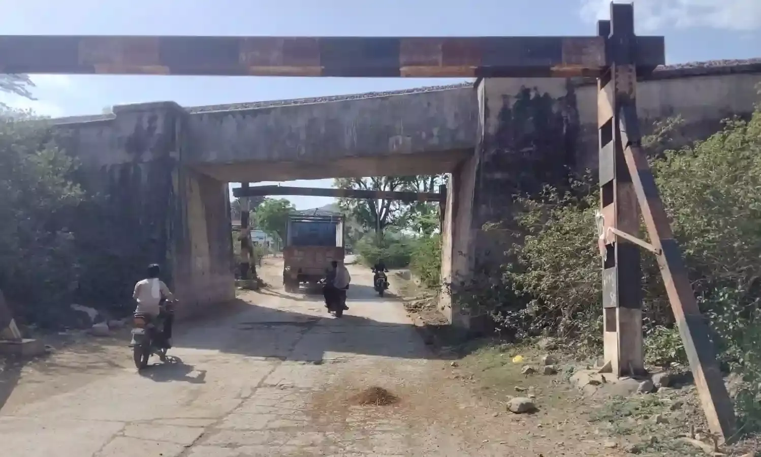 रेलवे अंडरब्रिज की कम ऊंचाई से ग्रामीण परेशान, प्रदर्शन कर सौंपा ज्ञापन