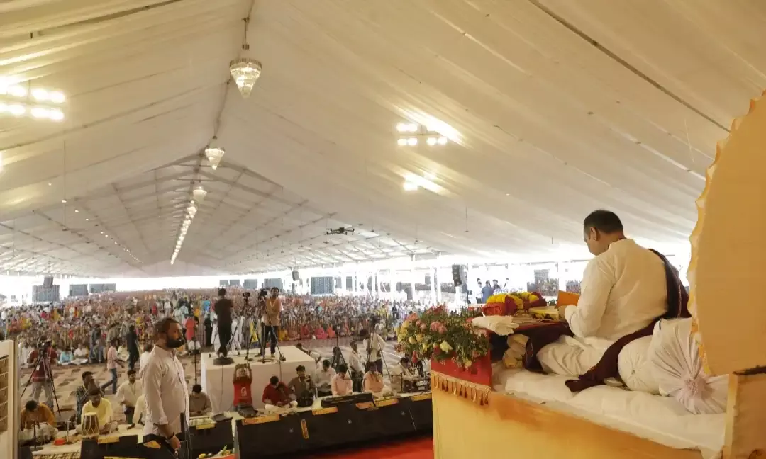 दूसरे दिन उमड़ा 5 लाख से अधिक श्रद्धालुओं का जनसमूह, पंडित प्रदीप मिश्रा ने कहा- मंथरा से बचाएं अपना घर