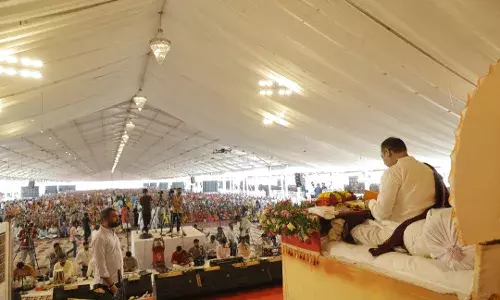 दूसरे दिन उमड़ा 5 लाख से अधिक श्रद्धालुओं का जनसमूह, पंडित प्रदीप मिश्रा ने कहा- मंथरा से बचाएं अपना घर दूसरे दिन उमड़ा 5 लाख से अधिक श्रद्धालुओं का जनसमूह, पंडित प्रदीप मिश्रा ने कहा- मंथरा से बचाएं अपना घर