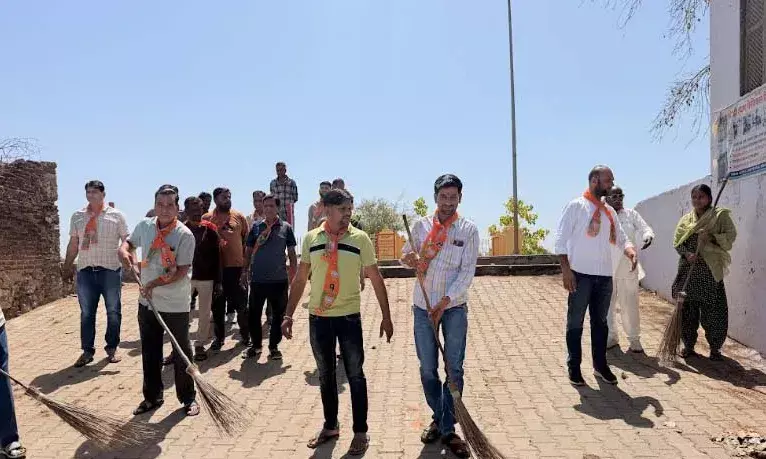 भाजपा कार्यकर्ताओं ने तालाब घाट व सार्वजनिक स्थानों पर चलाया सफाई अभियान