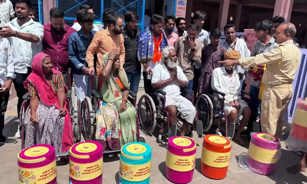 भजन गायक गोकुल शर्मा का जन्मोत्सव सेवा कार्यों के साथ मनाया, रोगियों को फल व व्हीलचेयर भेंट की