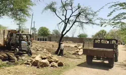 स्कूल की भूमि से हटा अवैध कब्जा, प्रशासन ने पीला पंजा चलाकर खाली कराई जमीन