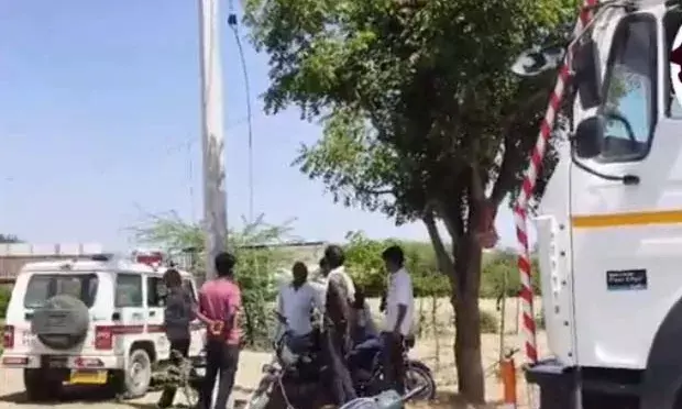 कोठाज बाजार में नशे में धुत ट्रोला चालक ने बिजली के पोल को मारी टक्कर, टला बड़ा हादसा