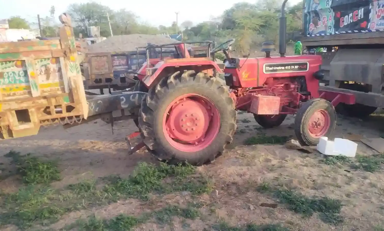 अवैध बजरी खनन पर कार्यवाही, ट्रैक्टर ट्रॉली जप्त