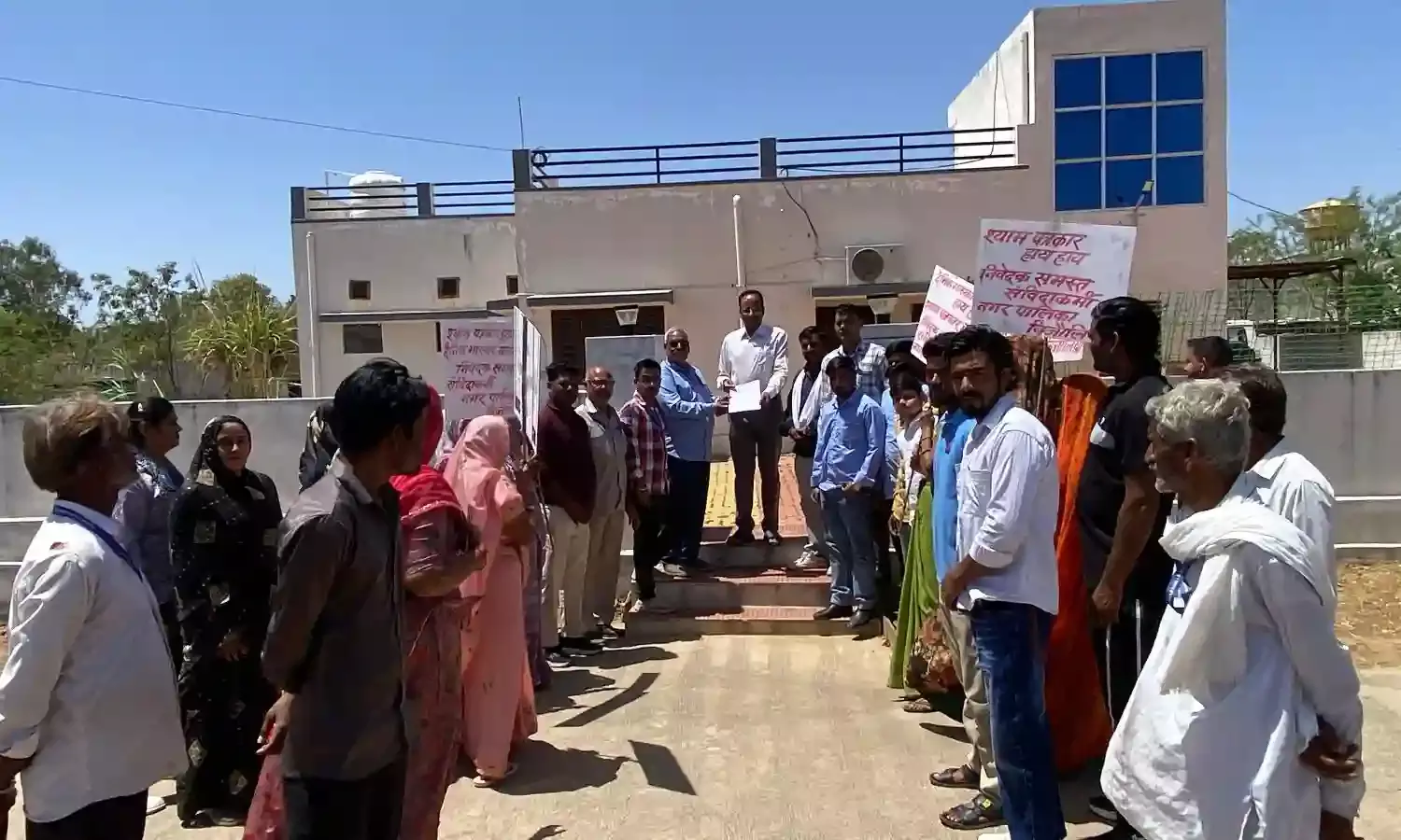 नपा संविदाकर्मी के खिलाफ झूठी व कूटरचित एफआईआर का आरोप  -संविदाकर्मियों ने एसडीएम को ज्ञापन सौंप कर की नाम हटाने की मांग|