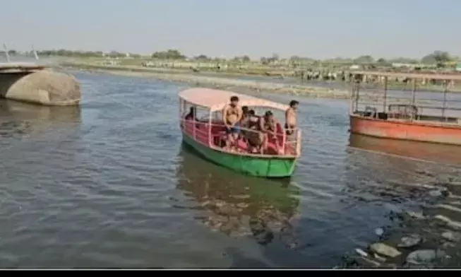यमुना में पलटी श्रद्धालुओं से भरी नाव, 10 की मौत, कई लापता यमुना में पलटी श्रद्धालुओं से भरी नाव, 10 की मौत, कई लापता