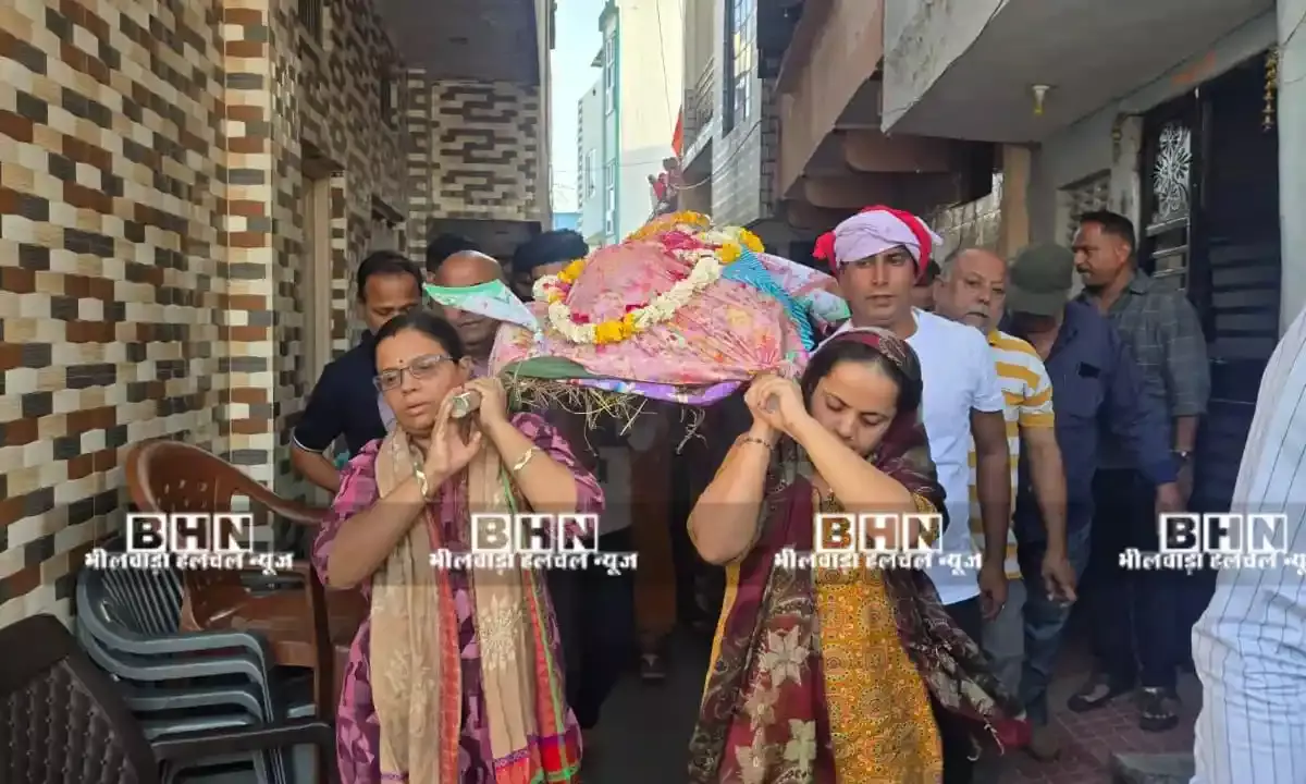 बेटीयों ने माँ की अर्थी को कंधा दे निभाया पुत्रधर्म