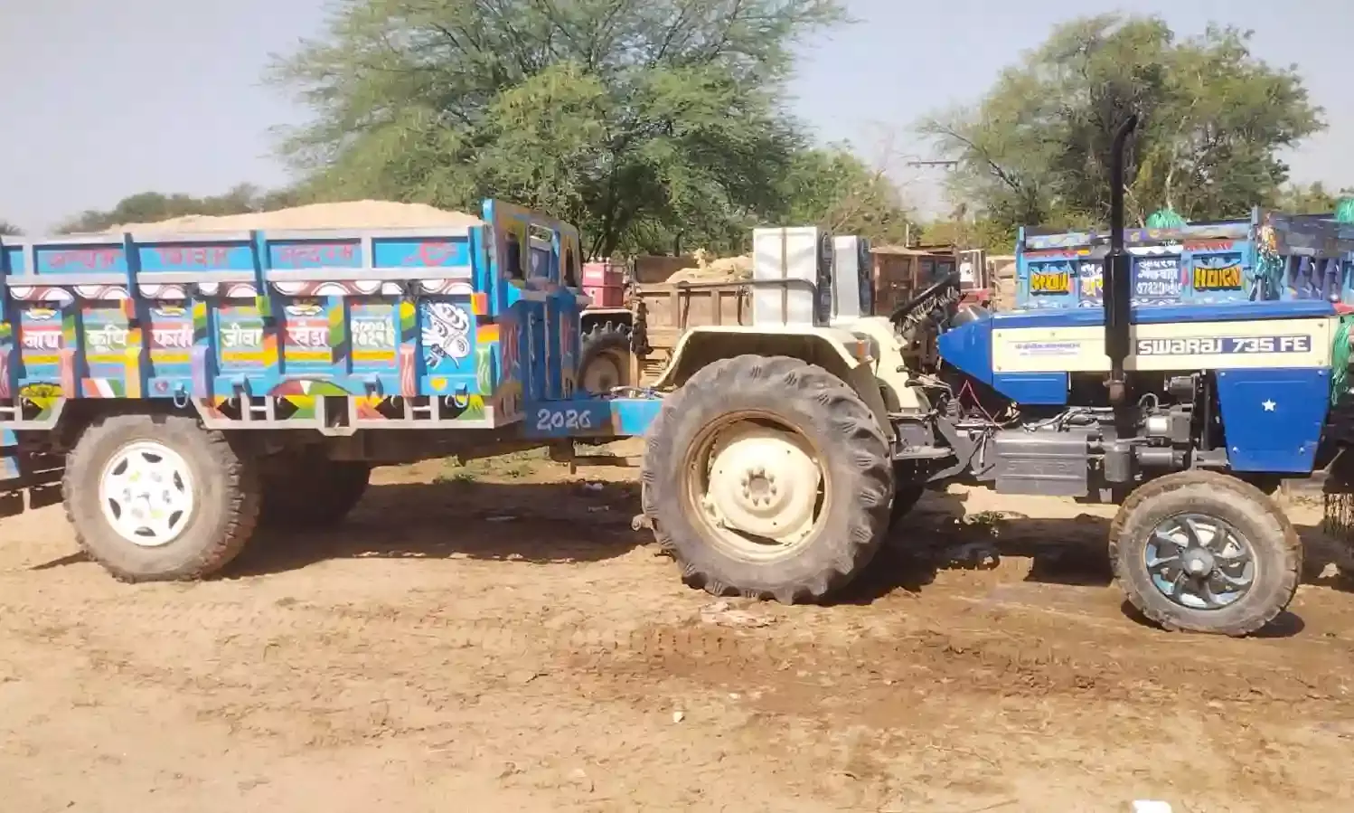 अवैध बजरी परिवहन करते तीन ट्रैक्टर-ट्रॉली जब्त