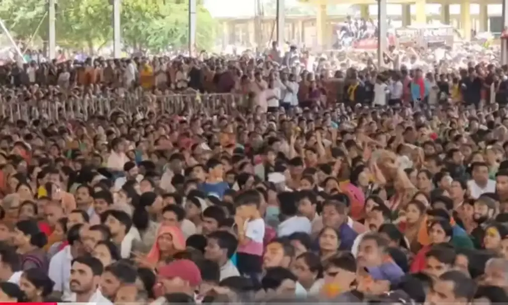 भीलवाड़ा में शिव पुराण की बयार: पंडित प्रदीप मिश्रा की कथा में उमड़ा जनसैलाब, 11 बजे ही कतारों में लगे भक्त