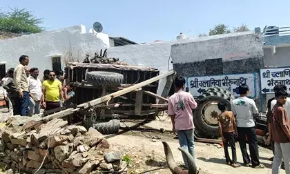 हमीरगढ़: पहाड़ी से उतरते समय अनियंत्रित होकर पलटी ट्रैक्टर-ट्रॉली, बिजली का पोल टूटा, टला बड़ा हादसा हमीरगढ़: पहाड़ी से उतरते समय अनियंत्रित होकर पलटी ट्रैक्टर-ट्रॉली, बिजली का पोल टूटा, टला बड़ा हादसा