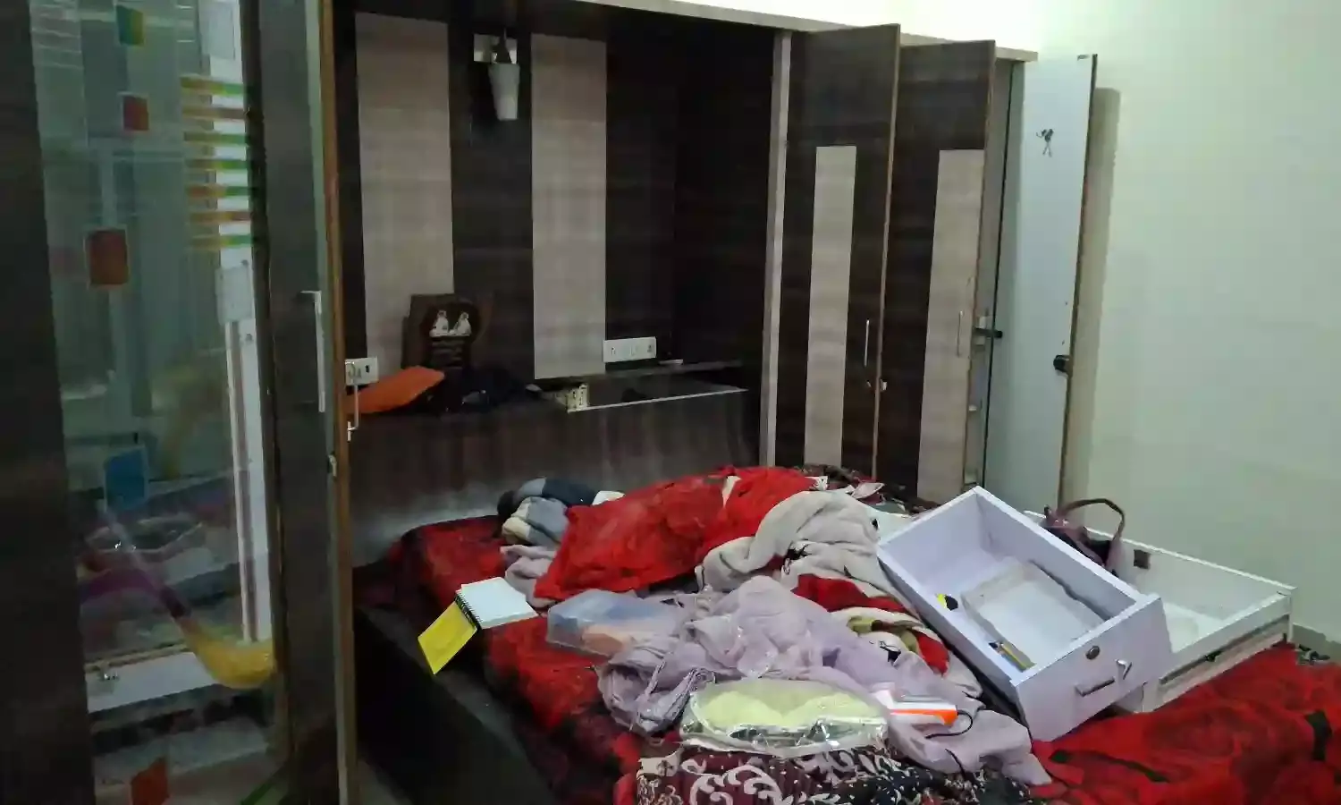 साहूकार के सूने मकान पर धावा, गैस कटर से खिड़की काटकर अंदर घुसे चोर साहूकार के सूने मकान पर धावा, गैस कटर से खिड़की काटकर अंदर घुसे चोर