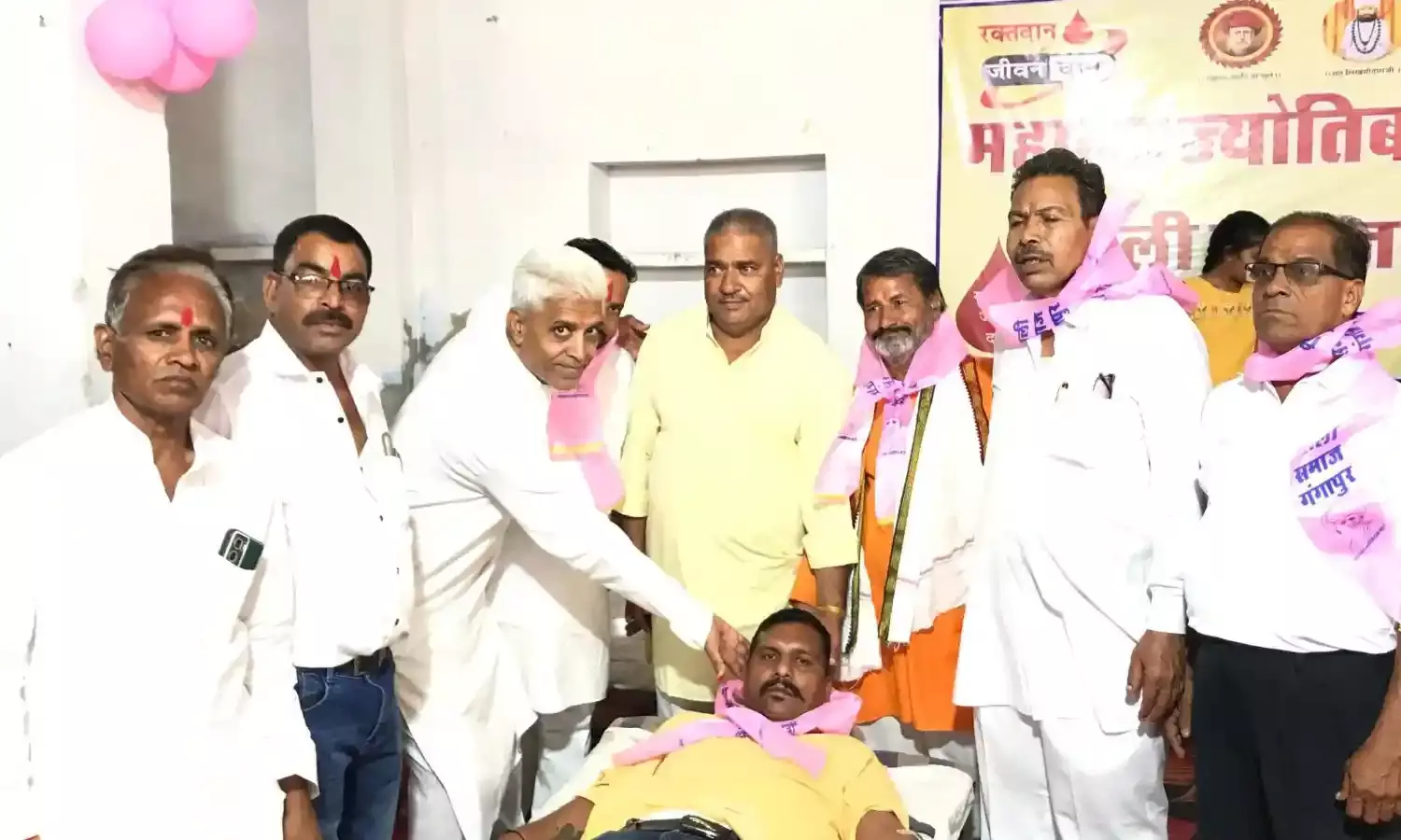 गंगापुर: महात्मा ज्योतिबा फुले की 200वीं जयंती पर रक्तदान का महाकुंभ, 7 युगल जोड़ों ने एक साथ रक्त देकर पेश की मिसाल