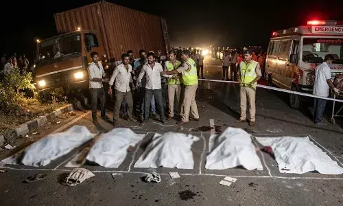 डिंडौरी में दर्दनाक सड़क हादसा: कंटेनर ने 6 लोगों को कुचला, 5 की मौके पर मौत, एक घायल