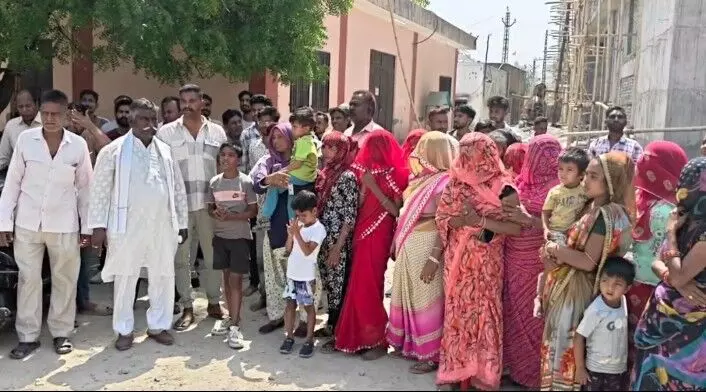 भीलवाड़ा: वाल्मीकि युवक की हत्या पर उबाल, मोर्चरी के बाहर समाज का प्रदर्शन