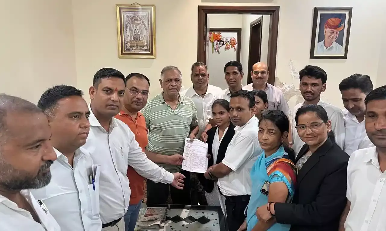 जिला न्यायालय परिसर अधिवक्ता संघर्ष समिति ने पूर्व विधायक अवस्थी एवं पूर्व सांसद बहेड़िया को सौंपा मांगपत्र जिला न्यायालय परिसर अधिवक्ता संघर्ष समिति ने पूर्व विधायक अवस्थी एवं पूर्व सांसद बहेड़िया को सौंपा मांगपत्र