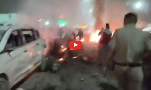 दिल्ली ब्लास्ट: मरने वालों की संख्या 13 पहुंची, अमित शाह के घर हाईलेवल मीटिंग खत्म; आरोपी की पहचान पुलवामा के उमर नबी के रूप में