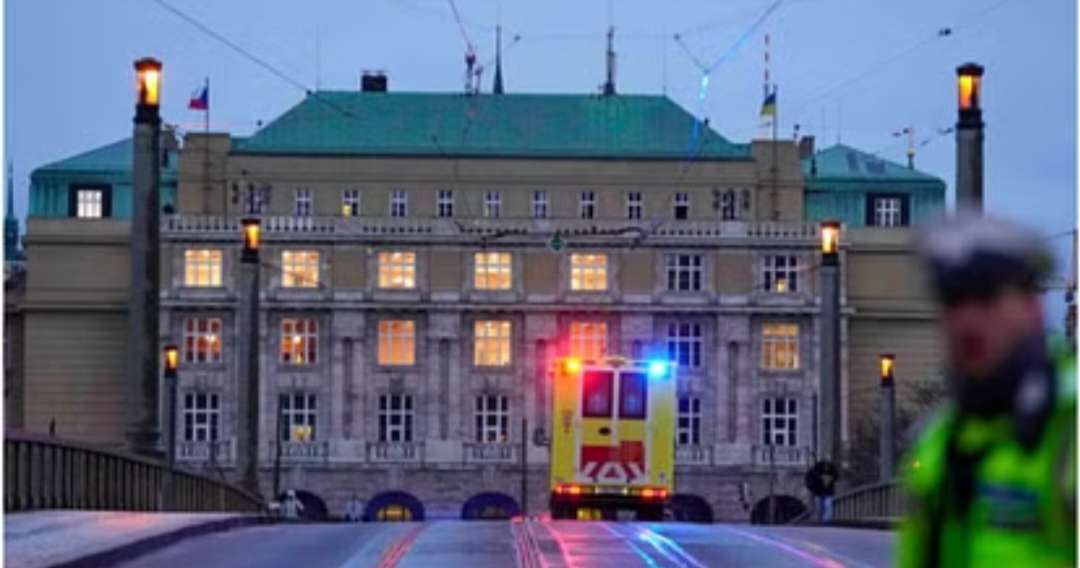 सरेआम गोलीबारी, 10 लोगों की मौत; सुरक्षाबलों ने हमलावर को मार गिराया सरेआम गोलीबारी, 10 लोगों की मौत; सुरक्षाबलों ने हमलावर को मार गिराया