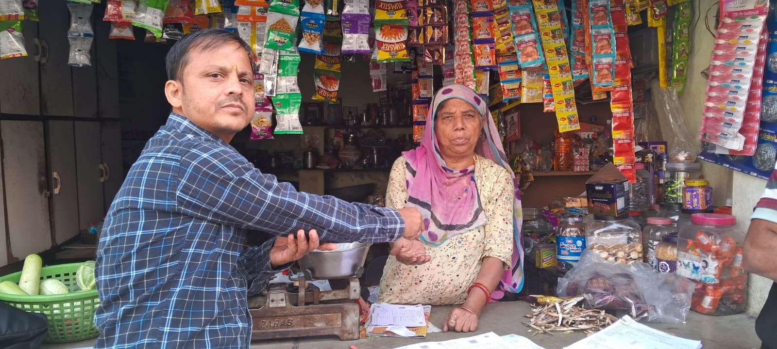 मतदाता पर्चियां बांटी, वोटिंग का दिया न्योता मतदाता पर्चियां बांटी, वोटिंग का दिया न्योता