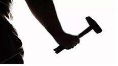 पति ने रची हत्या की साजिश, हथौड़े से पत्नी के सिर पर किए ताबड़तोड़ वार