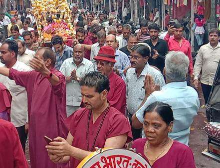गाजे-बाजे के साथ निकली शव यात्रा नाचते गाते चल रहे थे ओशो अनुयाई गाजे-बाजे के साथ निकली शव यात्रा नाचते गाते चल रहे थे ओशो अनुयाई