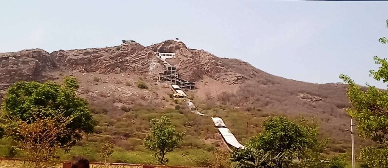 पहाड़ फाड़ कर प्रकट हुई थी माता, श्रद्धालुओं को 850 सीढ़ियां चढ़ने के बाद होते, माता के दर्शन पहाड़ फाड़ कर प्रकट हुई थी माता, श्रद्धालुओं को 850 सीढ़ियां चढ़ने के बाद होते, माता के दर्शन