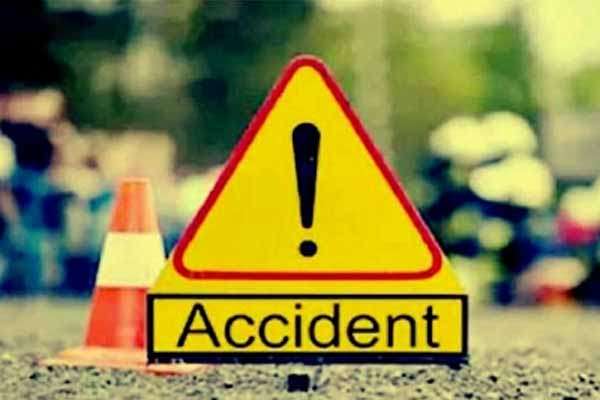 ट्रक और पिकअप वैन में आमने-सामने की टक्कर, 14 लोगों की मौत