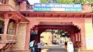 अस्पताल से महिला बंदी पुलिसकर्मियों को चकमा देकर फरार