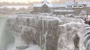 ऐसी ठंड की नियाग्रा फॉल्स भी जम गया