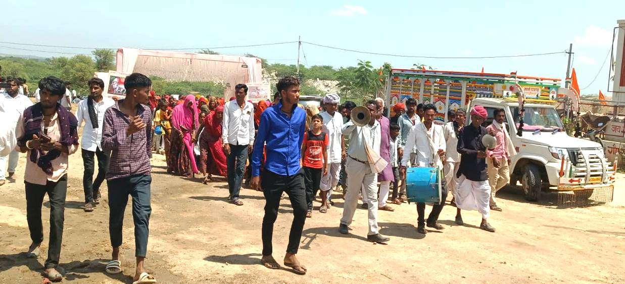 गाजे बाजे के साथ आए गौभक्त, दिन भर रहा मेला सा माहौल गाजे बाजे के साथ आए गौभक्त, दिन भर रहा मेला सा माहौल