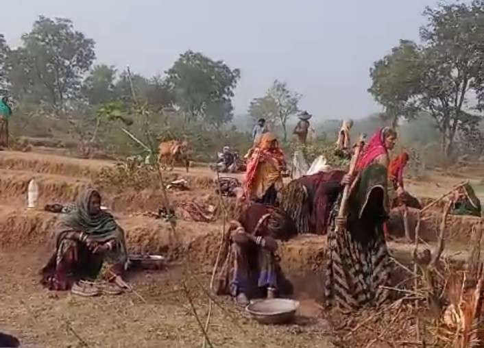 मजदूरी फैक्ट्री में, भुगतान नरेगा से, कांग्रेस के स्थापन दिवस पर बड़े नेता गायब, कहां चला बुलडोजर मजदूरी फैक्ट्री में, भुगतान नरेगा से, कांग्रेस के स्थापन दिवस पर बड़े नेता गायब, कहां चला बुलडोजर