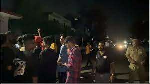 समुदाय विशेष के आरोपियों ने लोगों को पीटा, गाड़ियों में की तोड़फोड़