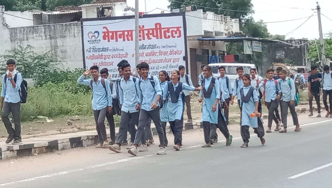हाइवे पर गुरलां स्कूल : विधार्थियो की जान जोख‍िम में, बनी रहती है दुर्घटना की संभावना