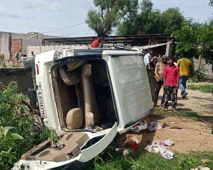 हाइवे पर बेकाबु हुई बोलेरो नीम के पेड़ से टकराई, मां-बेटे सहित सात घायल, सभी भीलवाड़ा रैफर