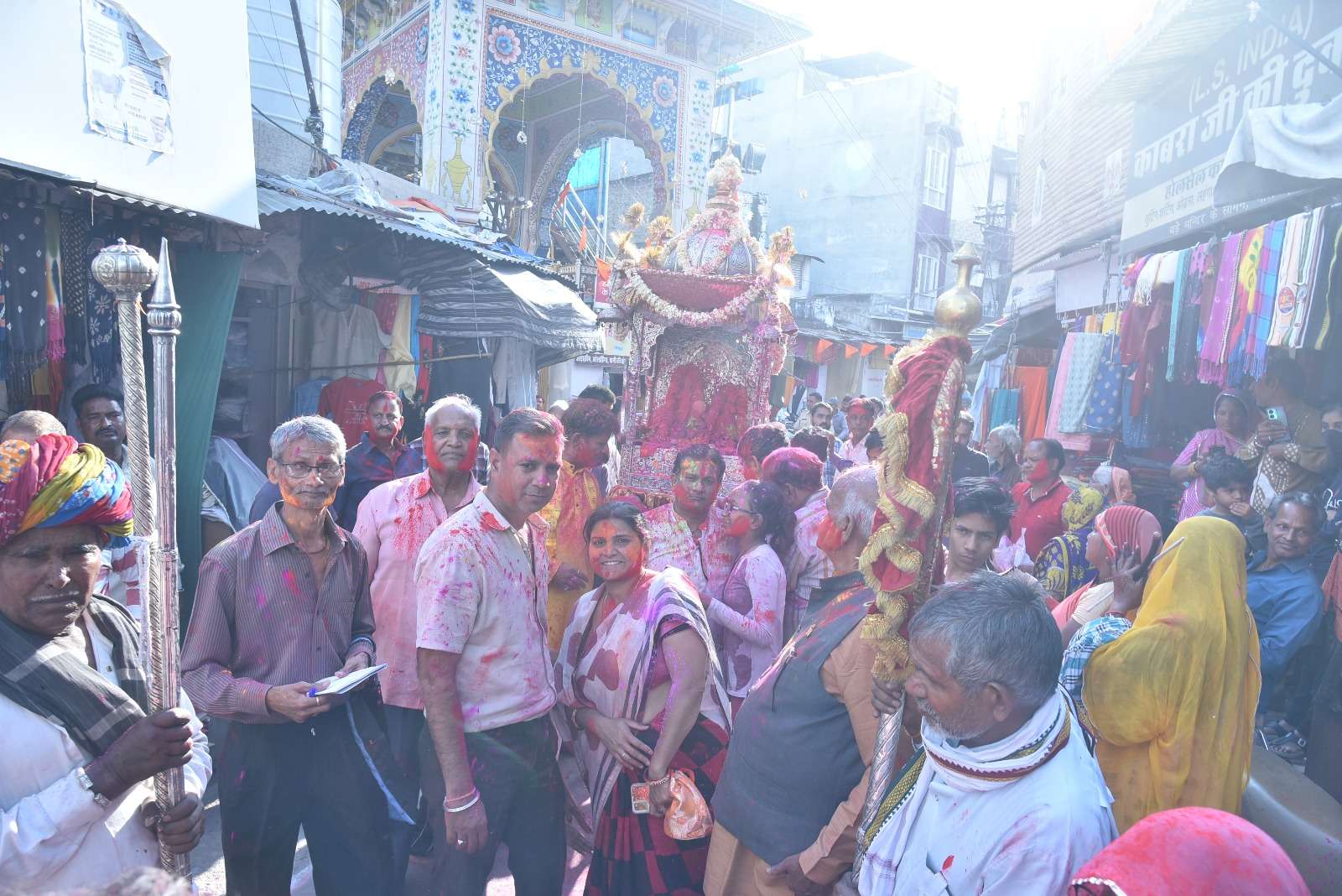 चारभुजा नाथ खेलने निकले भक्तों संग होली, लगाया विशाल छप्पन भोग