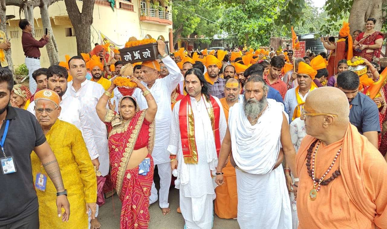  ठाकुर देवकीनंदन की भागवत कथा शुरू, कलश यात्रा निकाली