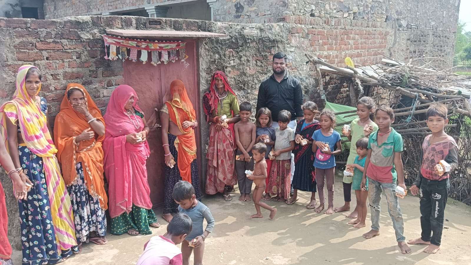 बच्चो से संग बिताए खुशी के पल, किया स्वास्थ्य का परीक्षण