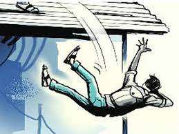 तेज आंधी में छत से गिरकर एक व्यक्ति की मौत तेज आंधी में छत से गिरकर एक व्यक्ति की मौत