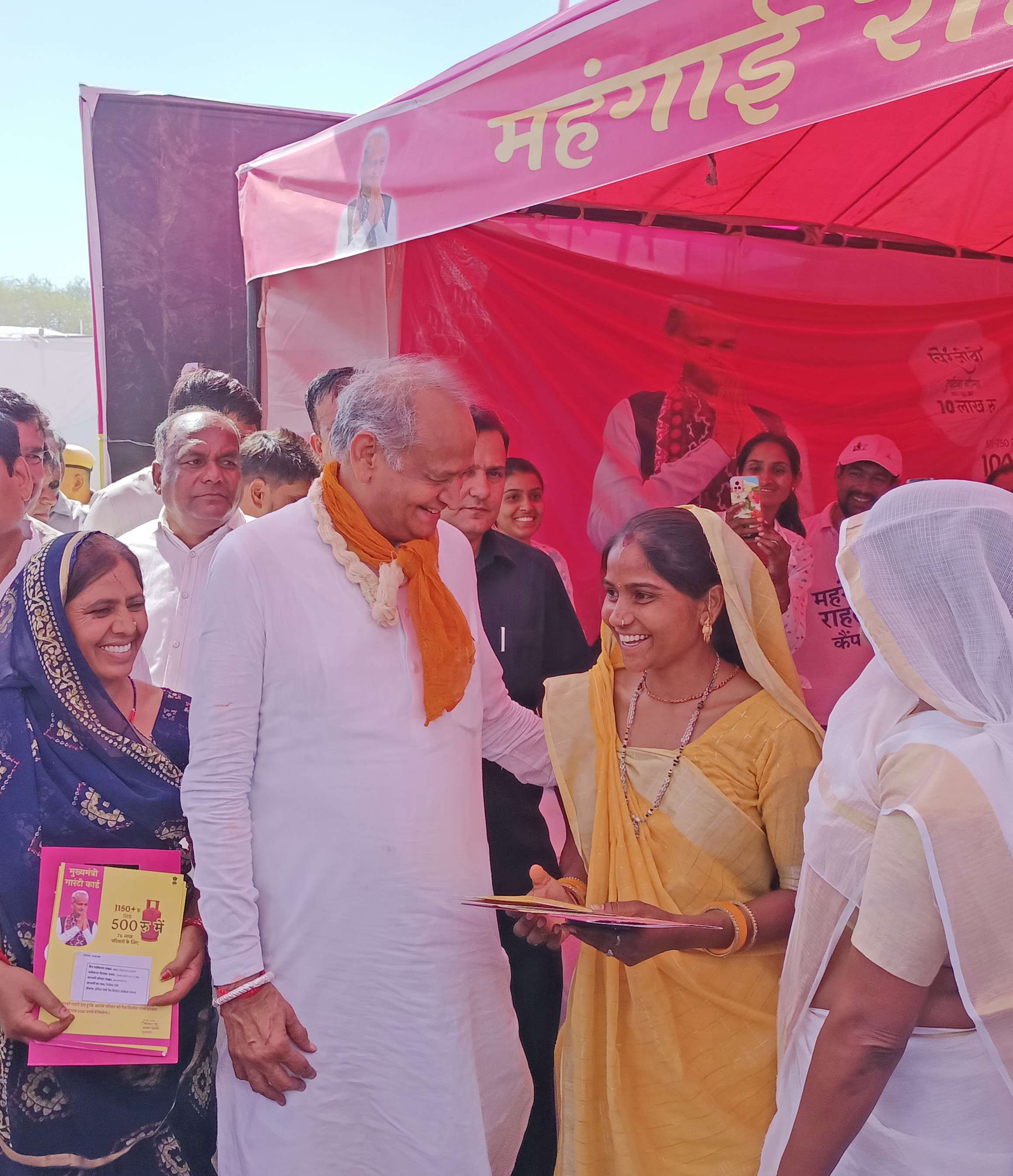 मुख्यमंत्री का उदयपुर दौरा खेरवाड़ा में महंगाई राहत कैम्प का किया अवलोकन