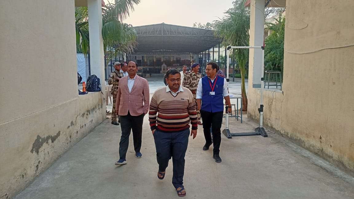 बालकृष्ण स्टेडियम पहुंचकर जिला निर्वाचन अधिकारी ने देखी मतगणना की व्यवस्थाएं