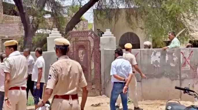 IAS नीरज के. पवन के पीछे तलवार लेकर भागा युवक, पुलिसकर्मियों ने बचाया