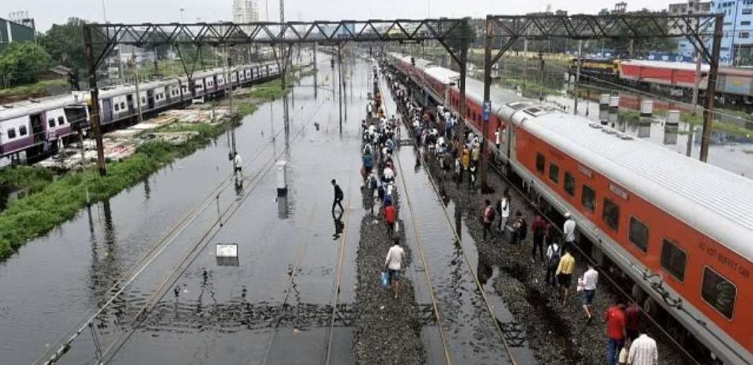 भारी बारिश के कारण कई ट्रेनों का रूट बदला, कुछ आंशिक व पूर्ण रद्द भारी बारिश के कारण कई ट्रेनों का रूट बदला, कुछ आंशिक व पूर्ण रद्द