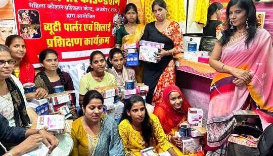 ब्युटी पार्लर एंड सिलाई प्रशिक्षण केंम्प का शुभारंभ ब्युटी पार्लर एंड सिलाई प्रशिक्षण केंम्प का शुभारंभ