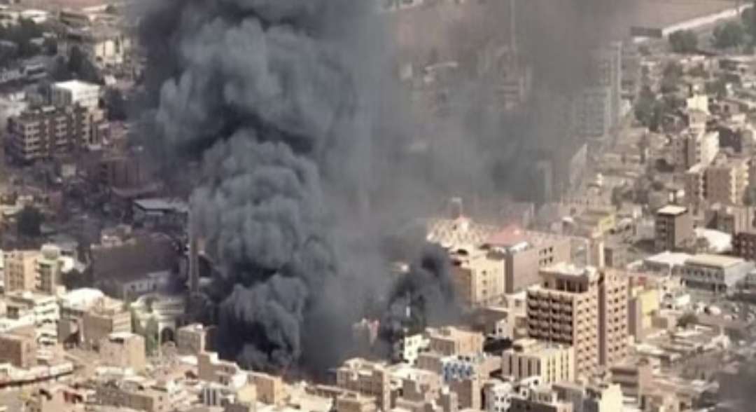 सूडान में सेना और आरएसएफ में संघर्ष के बीच ओमडुरमैन शहर पर हवाई हमला, 22 की मौत सूडान में सेना और आरएसएफ में संघर्ष के बीच ओमडुरमैन शहर पर हवाई हमला, 22 की मौत